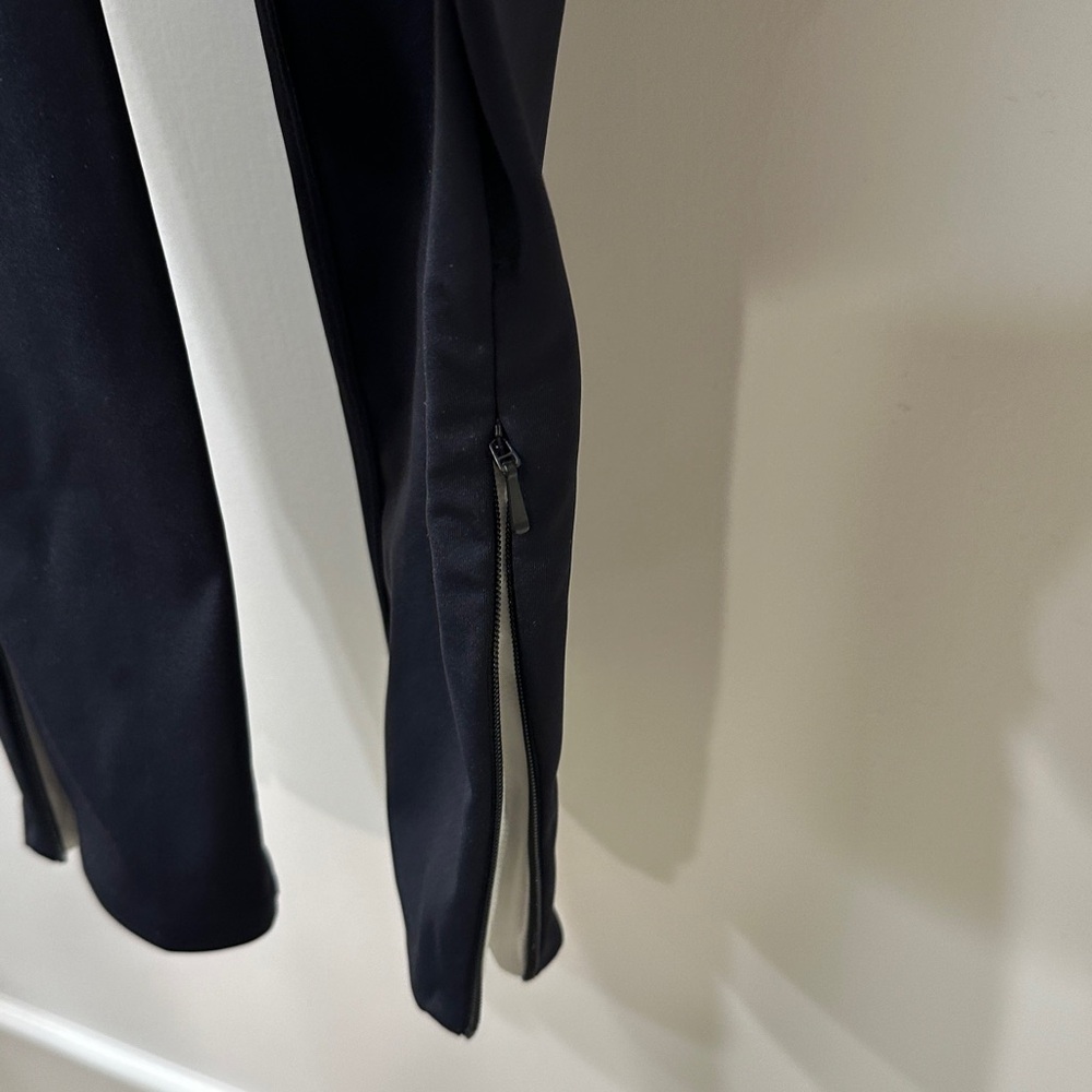 NWOT ON Cloud Runnjng
Tights Long
Black
Size: S (Women's) - Picture 8 of 11